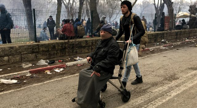 Edirne Valiliğinden insanlık dersi: Engelli mülteciye tekerlekli sandalye