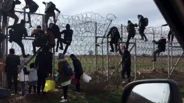 Tüm engelleri aşan binlerce göçmen Yunanistan'a geçiyor