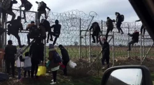 Tüm engelleri aşan binlerce göçmen Yunanistan'a geçiyor