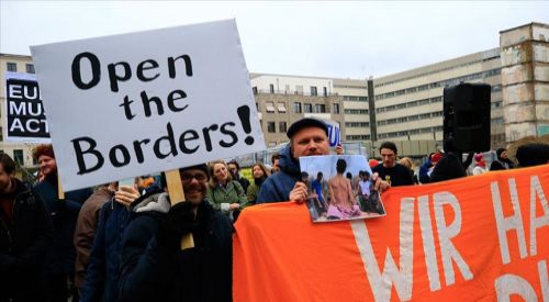 Merkel ile Miçotakis, sığınmacı politikası sebebiyle protesto edildi