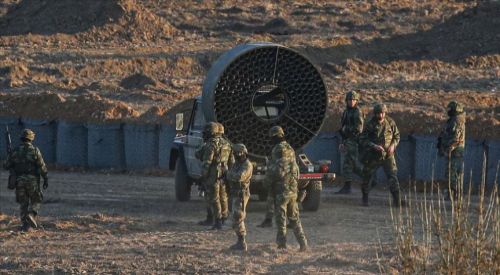 Yunanistan gaz bombalarının etkisini artırmak için 'fan' çalıştırıyor