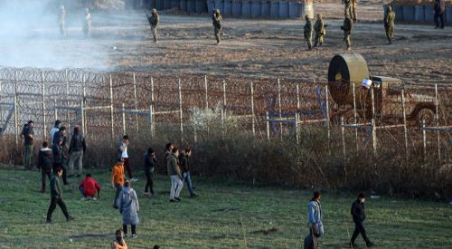 Yunan sınır güçleri sığınmacılara attıkları gaz bombalarından etkileniyor