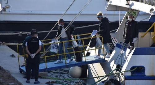 Yunanistan'dan feribotla Türkiye'ye giden yolcular sağlık kontrolünden geçirildi