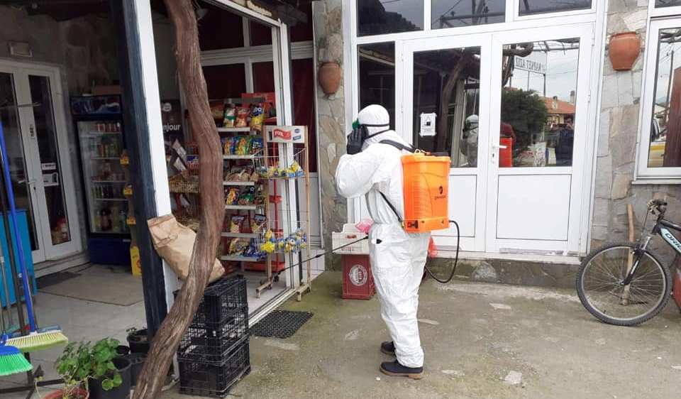 Kozlukebir Belediyesi işletmelerin etrafını dezenfekte ediyor