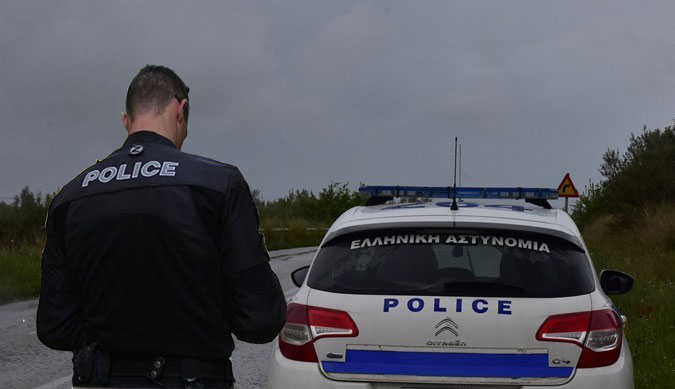 Evlerde karantinada olanları polisler kapı kapı denetliyor
