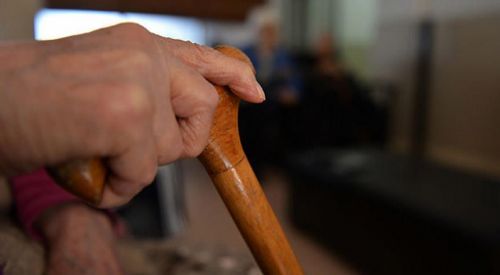 Avrupa’daki huzurevleri yeni tip koronavirüs salgınında alarm veriyor