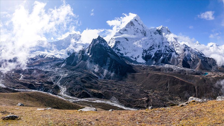 Çinli dağcılar Everest Dağı'nın yüksekliğini yeniden ölçecekler