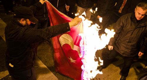 Yunanistan Dışişleri Bakanlığı Türk bayrağının yakılmasını kınadı