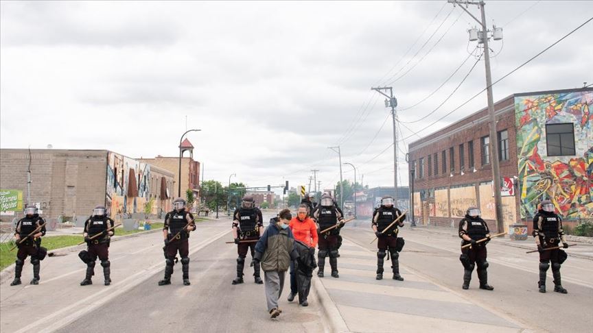 Polisin bir siyahiyi öldürmesiyle karışan Minneapolis'te sokağa çıkma yasağı