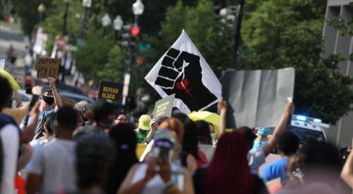 ABD'de protestocular kölelik yanlısı generalin heykelini ateşe verdi