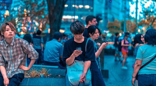 Japonya'da bir şehirde yürürken telefon kullanmak yasaklandı