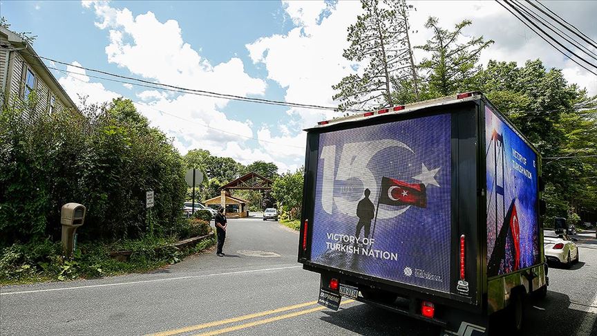 FETÖ'nün elebaşı Pensilvanya'daki çiftliğinin önünde protesto edildi