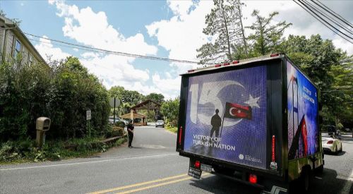 FETÖ'nün elebaşı Pensilvanya'daki çiftliğinin önünde protesto edildi