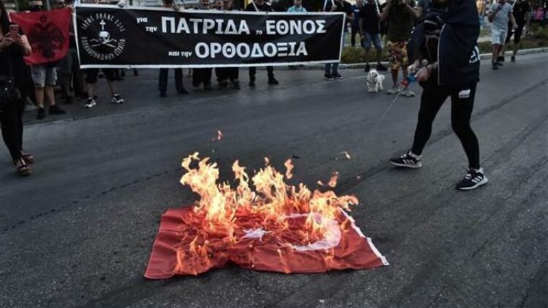 Yunanistan'dan Türk bayrağının yakılmasına kınama