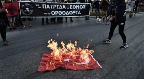 Yunanistan'dan Türk bayrağının yakılmasına kınama