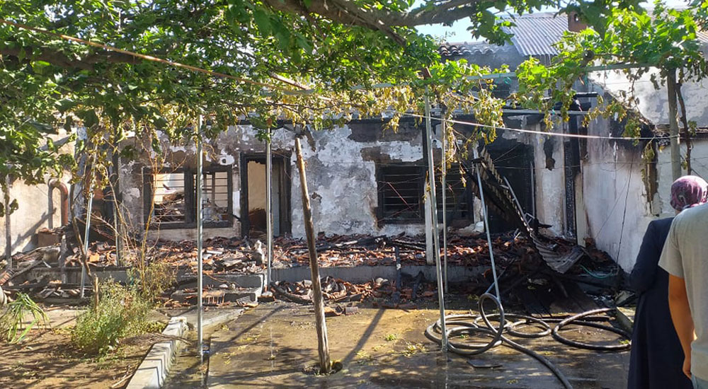 Kozlukebir köyünde bir ev alevlere teslim oldu
