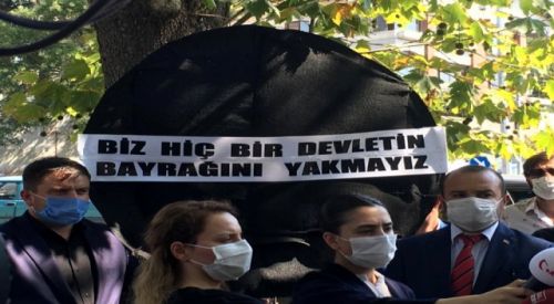 Ankara'daki Yunanistan Büyükelçiliği önüne siyah çelenk bırakıldı
