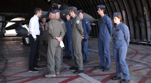 Miçotakis, Fransız savaş uçaklarının önünde poz verdi