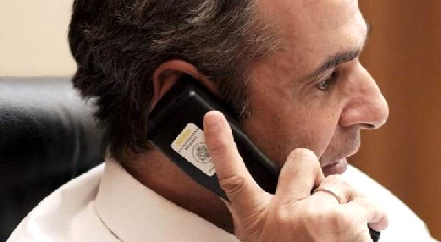 Miçotakis, ABD'li yetkililerin gizlilik amacıyla verdiği cihazı kullandı