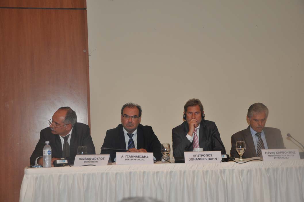 AB Komiseri Johannes Hahn Gümülcine’de bölge yöneticileri ile bir araya geldi