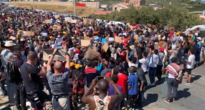 Yunanistan'da kalacak yeri olmayan mültecilerin isyanda!