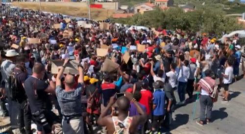 Yunanistan'da kalacak yeri olmayan mültecilerin isyanda!