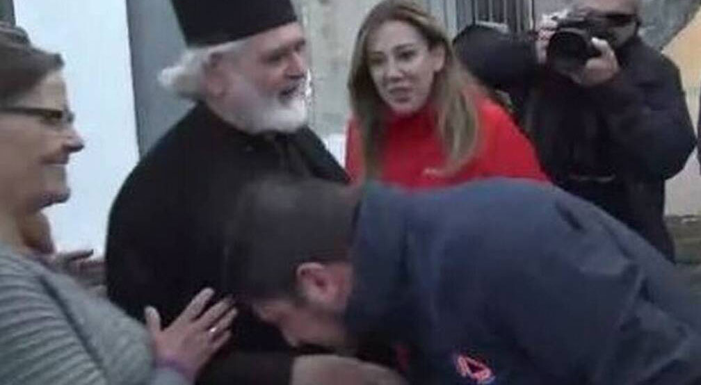 Papazın elini öpen Hardalias tepki topluyor
