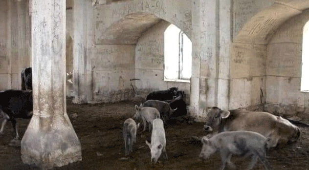 İşgalci Ermeniler tarihi camiyi domuz ahırına çevirmişler