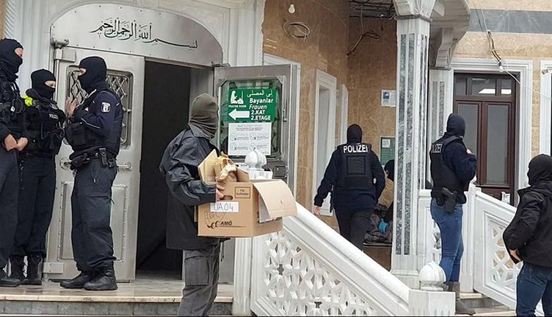 Avrupa'da camiye ırkçı polis baskını!