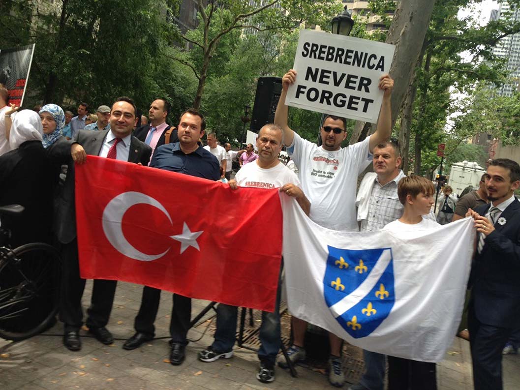 BOSNALI KARDEŞLER NEW YORK’TA DA YANLIZ BIRAKILMADI
