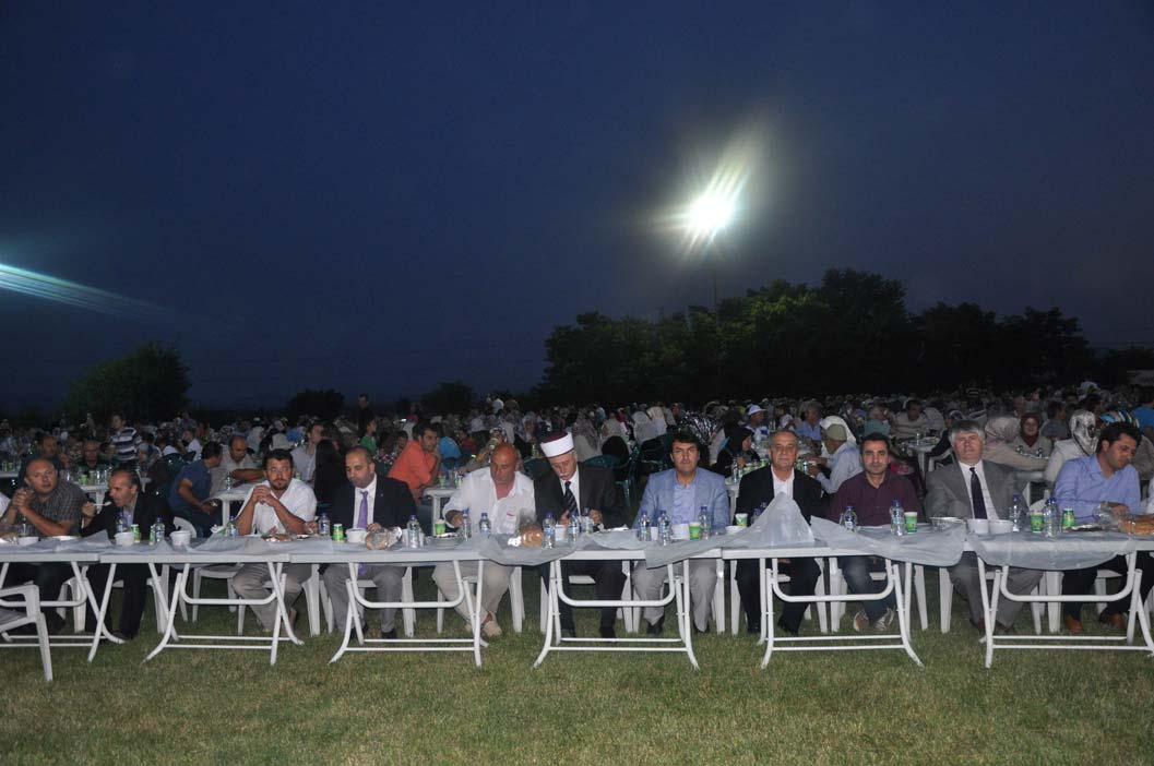 Kardeş belediyeler binlerce soydaşı iftarda buluşturdu