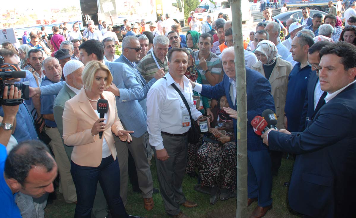 Dedelerinin şehit olduğu topraklarda çınar diktiler, oruç açtılar (FOTOĞRAFLI)