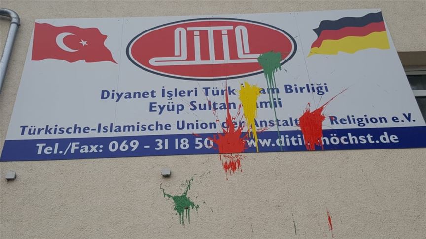 Almanya'da iki camiden birinin duvarına boya atıldı, diğerinde hırsızlık girişimi oldu