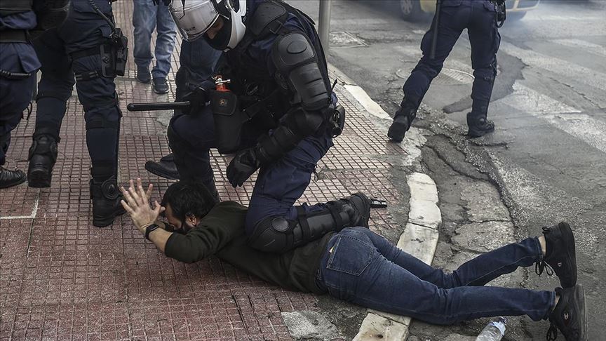 Yunanistan'da öğrenci yürüyüşlerine polis müdahalesi