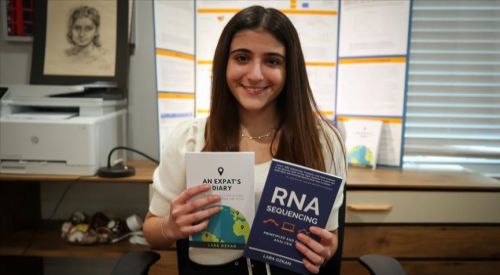 ABD'de lise öğrencisi Türk kızın kitabı en çok satanlar listesinde