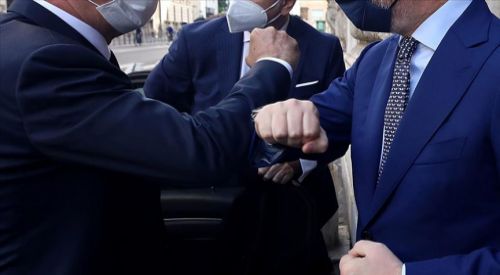 Uyarı: Temaslı selamlaşmak Kovid-19 riskini artırabilir