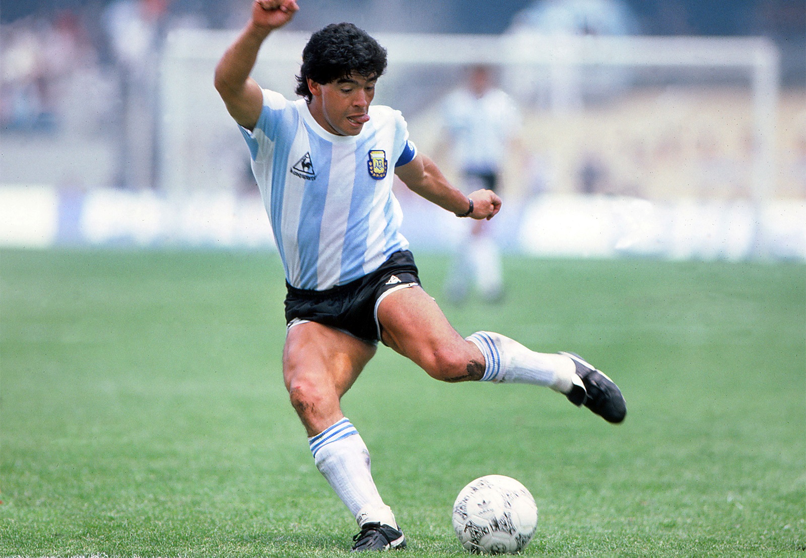 Dünya futbolunun efsanesi Maradona vefat etti