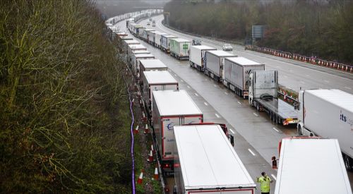 Sınırdan geçmek için bekleyen tırların sayısı 1500'ü geçti