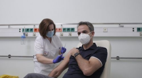 Miçotakis'in koronavirüs aşısı olurken çekilen fotoğrafına tepki