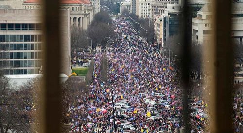 Washington'da portestocular kongre binasına girdi, sokağa çıkma yasağı ilan edildi
