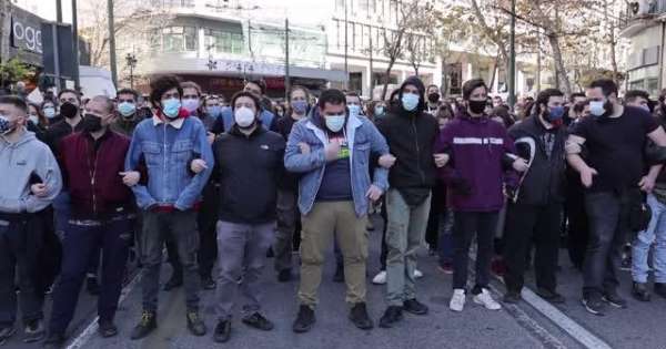 Atina'da öğrencilerden yasağa rağmen protesto gösterisi