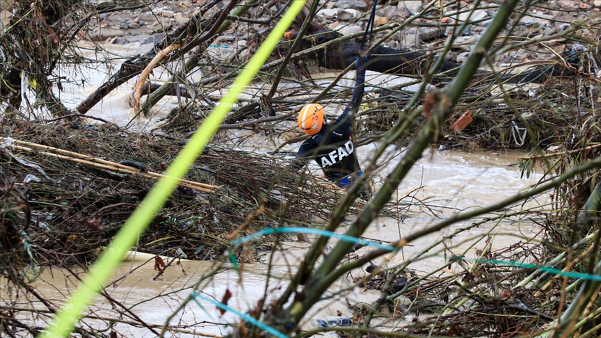 İzmir'de sel nedeniyle hayatını kaybedenlerin sayısı 2'ye yükseldi