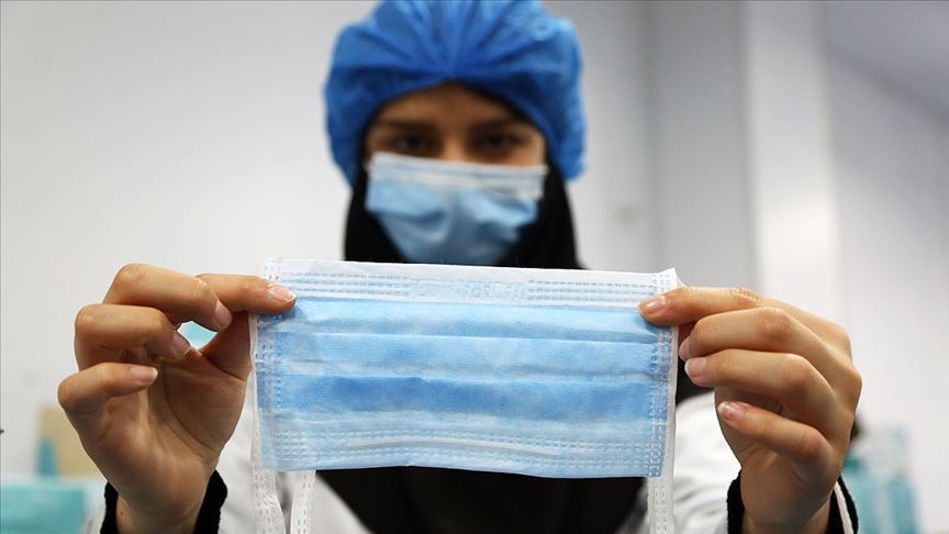 Biri kumaş diğeri tek kullanımlık iki maske daha iyi koruyor