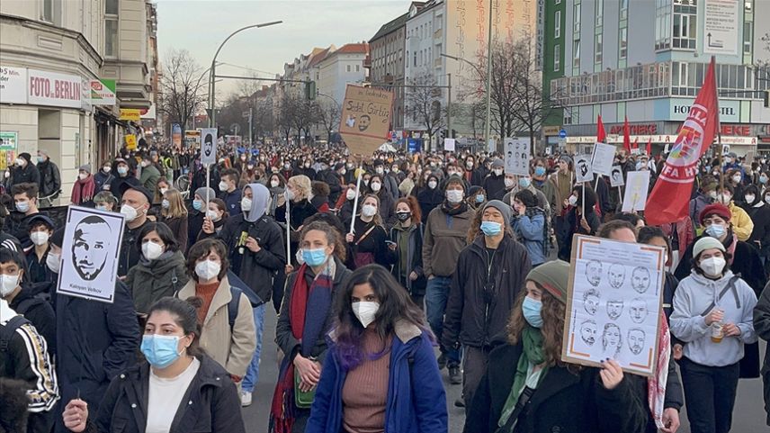 Irkçı terör saldırısında hayatını kaybedenler için binlerce kişi yürüdü