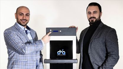 Almanya'da Türk gençleri dokunmatik ekranlarda Kovid-19'u yok eden cihaz geliştirdi