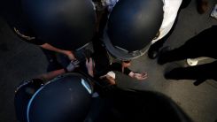 ABD: Tutuklanırken boynuna baskı uygulanan adam hayatını kaybetti