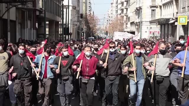 Atina'da öğrenciler hükümeti protesto etmek için yürüdü