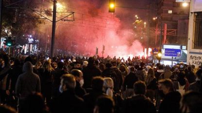 Miçotakis'in polis devletine isyan büyüyor! Holiganlar sokağa indi