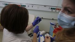 Yunanistan'dan AstraZeneca aşısını kullanmaya devam kararı