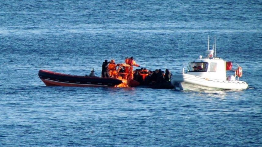 Yunanistan unsurlarınca elleri bağlı denize atılan insanı arama çalışmaları sürüyor